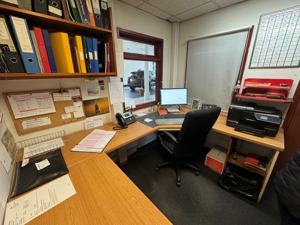 Lot: 82 - FREEHOLD CAR SALES SITE, SHOWROOM & WORKSHOP WITH REDEVELOPMENT POTENTIAL. - Showroom office
